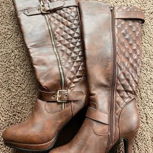 Size 8 women’s brown boots. Never worn!